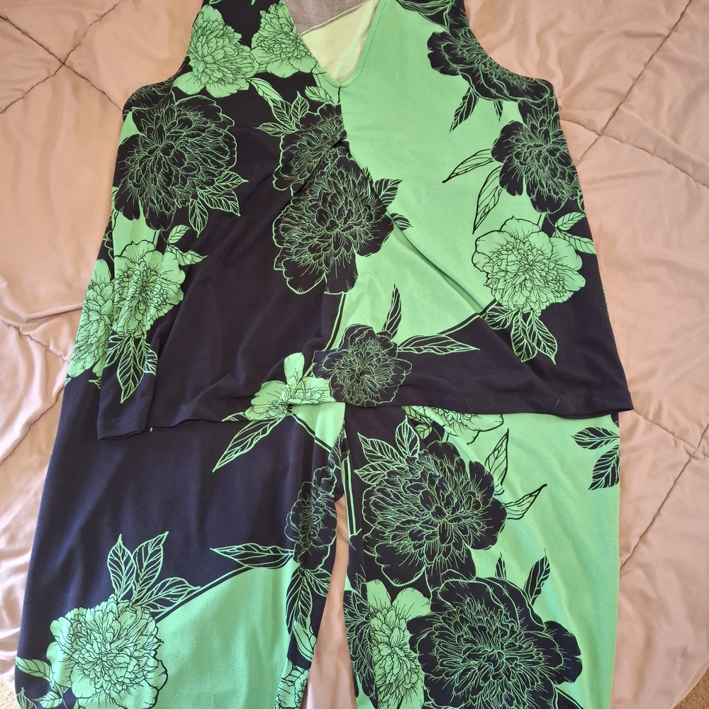 IMAN Green and Navy Floral Top And Capri Pant Set